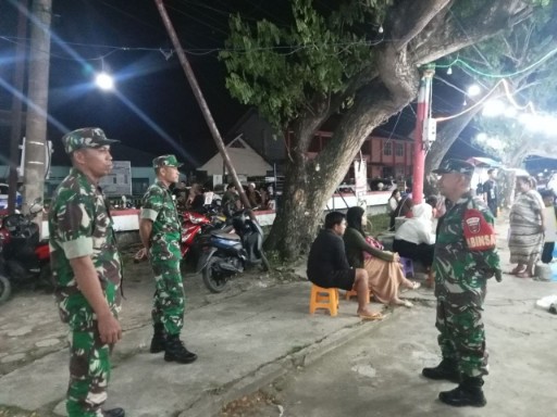 Babinsa bersama personel Damkar dan Satpam melaksanakan patroli malam Siskamling di Kelurahan Rappang untuk menjaga keamanan lingkungan.