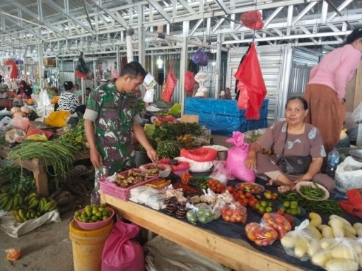 Babinsa Koramil 04/Watang Pulu Serda Samsuardi memantau harga dan ketersediaan bahan pokok di Pasar Tradisional Lawawoi Sidrap bersama pedagang.