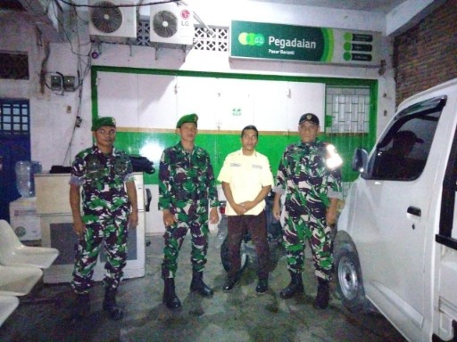 Personel TNI Koramil 1420-07/Baranti bersama Satpam saat melaksanakan patroli malam di depan kantor Pegadaian Baranti, Sidrap.