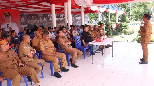 Sejumlah pejabat dan peserta duduk dalam forum resmi di Sidrap, mendengarkan pemaparan dari seorang pejabat yang berdiri dan berbicara di hadapan mereka.