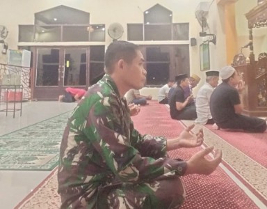 Seorang Babinsa melaksanakan doa setelah salat Subuh saat kegiatan safari Subuh bersama warga di salah satu masjid di Sidrap.