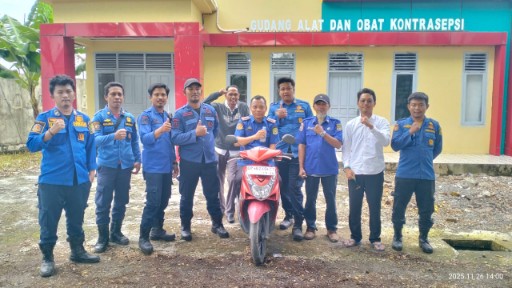 Petugas Damkar Sidrap berpose bersama di depan Gedung Gudang Alat dan Obat Kontrasepsi setelah berhasil mengevakuasi ular dari kap motor milik pegawai.