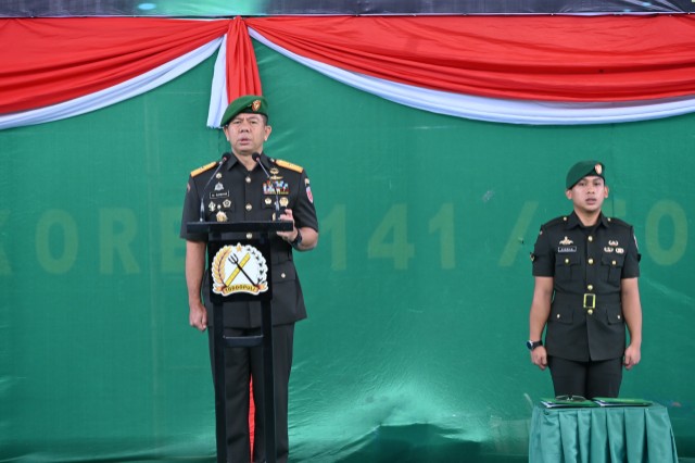 Danrem 141/Tp Brigjen TNI Andre Clift Rumbayan berdiri di podium saat memimpin upacara Sertijab jajaran Korem 141/Toddopuli, didampingi seorang perwira TNI AD di sisi kanan.