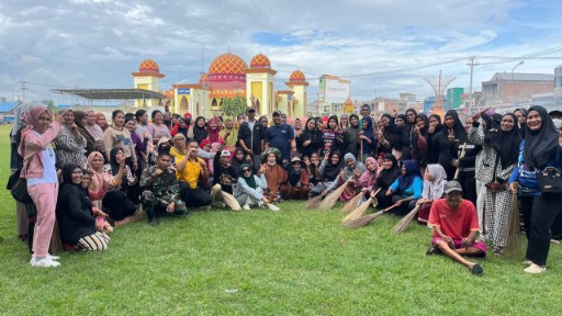 Babinsa memimpin warga dalam aksi Jumat Bersih di Tanru Tedong, Dua Pitue, Sidrap, bersama masyarakat dan instansi terkait membersihkan lingkungan.