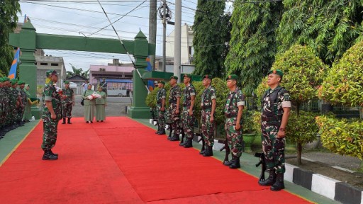 Prosesi penyambutan Dandim baru Kodim 1420 Sidrap dengan jajaran prajurit berdiri dalam formasi kehormatan di atas karpet merah di Makodim 1420/Sidrap.