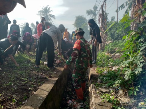 Babinsa Serka Suardi turun tangan memimpin aksi bersih-bersih besar-besaran di Tellu Limpoe, Sidrap—kegiatan yang ikut disaksikan langsung Wakil Bupati Sidrap.