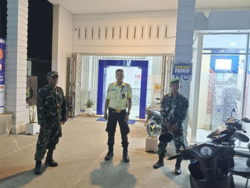 Anggota Koramil 02 Tellu Limpoe bersama petugas keamanan melaksanakan patroli malam di depan fasilitas umum wilayah Amparita, Sidrap, untuk menjaga keamanan dan ketertiban masyarakat.