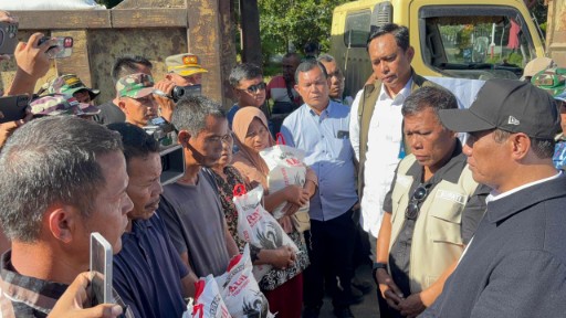 Direksi BULOG menyalurkan bantuan beras kepada warga terdampak bencana di Sumatera.