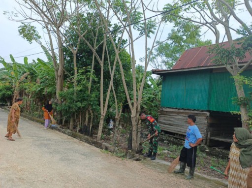 Babinsa dan ibu-ibu PKK bersama warga membersihkan saluran air di Kelurahan Ulu Ale, Sidrap, dalam kegiatan karya bakti pencegahan banjir.