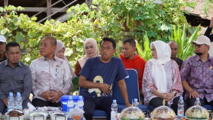 Bupati Sidrap Syaharuddin Alrif duduk bersama jajaran pemerintah dan tokoh masyarakat saat meninjau program bedah rumah di Kelurahan Manisa.