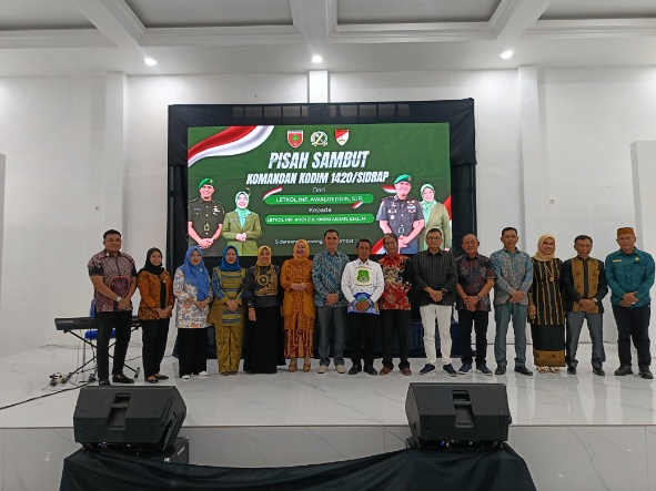 Bupati Sidrap bersama jajaran forkopimda dan tamu undangan berfoto bersama pada acara pisah sambut Komandan Kodim 1420/Sidrap di Aula Saromase SKPD Sidrap.