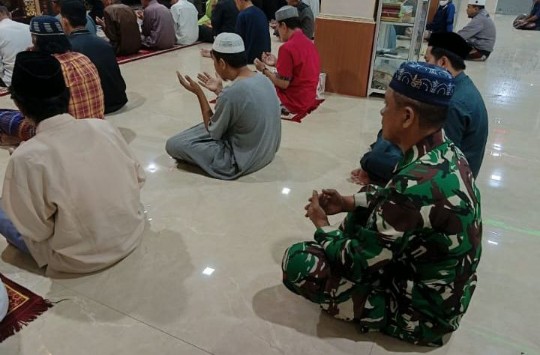 Seorang Babinsa Kodim 1420/Sidrap mengikuti shalat subuh berjamaah bersama warga sebelum melaksanakan kegiatan safari subuh dan komunikasi sosial di masjid wilayah binaan.