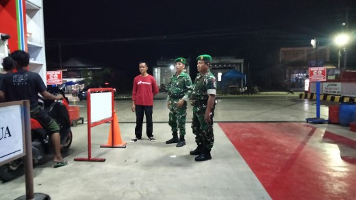 Babinsa Koramil 07/Baranti melakukan patroli malam di area SPBU Kec. Baranti, Sidrap, untuk memastikan keamanan lingkungan tetap kondusif.