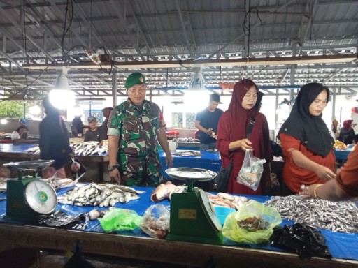Babinsa Koramil Watang Pulu memantau harga dan stok sembako di Pasar Tradisional Lawawoi Sidrap