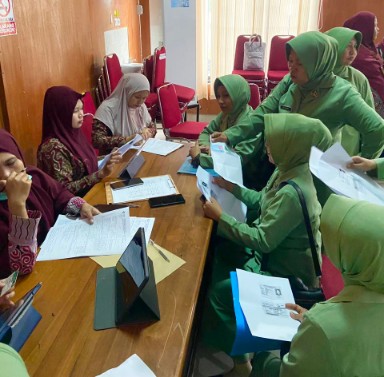 Persit KCK Sidrap melakukan pendataan peserta dan pemeriksaan HPV DNA untuk pencegahan kanker serviks di Puskesmas Maritengae.