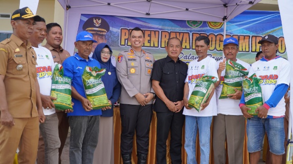 Kapolres Sidrap Akbp Fantry bersama Bupati Sidrap dan Forkopimda saat kegiatan Panen Raya Padi Serentak Program IP300 di Kabupaten Sidrap.