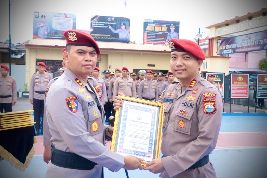 Kapolres Sidrap AKBP Fantry Taherong menyerahkan piagam penghargaan kepada personel Reskrim Polres Sidrap pada HUT ke-78 Reskrim Polri.