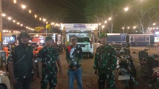 Patroli malam Koramil 03 Maritengngae bersama warga di Kelurahan Pangkajene Sidrap untuk menjaga keamanan lingkungan.