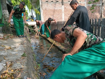 Batipers Kodim 1420 memimpin karya bakti pembersihan saluran air di Sidrap untuk mencegah banjir dan penyumbatan drainase.