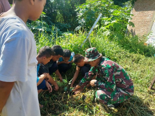 Anggota TNI Koramil 1420-03/Maritengngae bersama para santri Ponpes As Salman menanam pohon dalam kegiatan karya bakti di Desa Allakuang, Sidrap.