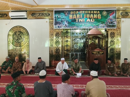 Personel TNI-AD Kodim 1420 Sidrap bersama tokoh agama dan masyarakat mengikuti doa bersama Hari Juang TNI-AD di Masjid Al Ikhsan.