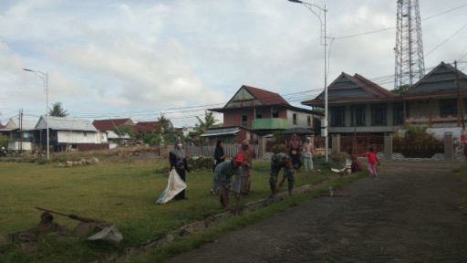 Personel Koramil 02 bersama warga Arateng membersihkan parit dan sampah di sekitar Lapangan Andi Sulolipu, Sidrap.
