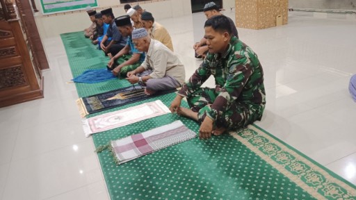 Babinsa Kodim 1420 Sidrap melaksanakan Safari Subuh bersama warga dengan shalat berjamaah di masjid wilayah binaan sebagai upaya mempererat kemitraan TNI dan masyarakat.