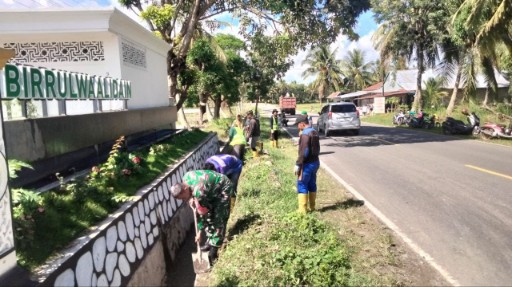 Babinsa bersama Dinas PU dan petani gotong royong membersihkan saluran irigasi di Desa Cirociroe, Sidrap, jelang musim tanam.