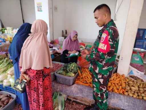 Babinsa Lakukan Pemantauan Pasar, Ini Temuannya!