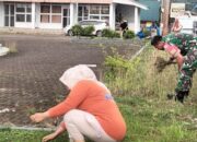 Aksi Personel Koramil 04 Watang Pulu bersama Warga di Pasar Lawawoi