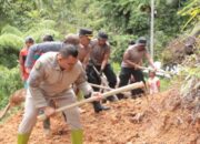 Wujud Peduli, Polres Sidrap Buka Akses Jalan Tertimbun Longsor di Desa Leppangeng