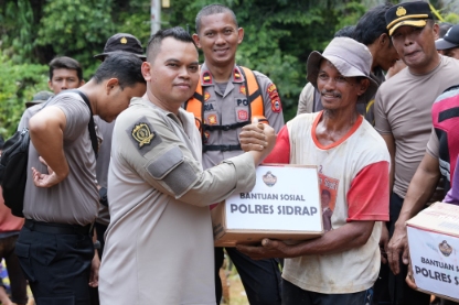 Kapolres Sidrap AKBP Fantry Taherong menyerahkan bantuan sosial kepada warga terdampak tanah longsor di Desa Leppangeng, Kecamatan Pitu Riase.
