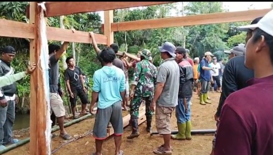 Personel Koramil 05/Dua Pitue bersama warga Desa Compong bergotong royong mendirikan rumah sebagai wujud kemanunggalan TNI dan rakyat di Kabupaten Sidrap.