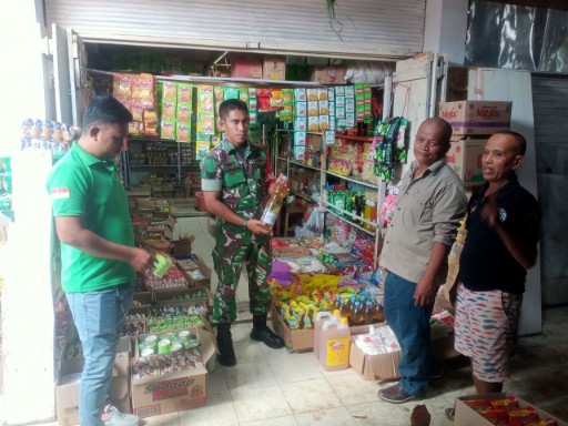 Babinsa Koramil 05/Dua Pitue memantau harga dan ketersediaan sembako di Pasar Sentral Tanru Tedong, Sidrap, jelang pergantian tahun.