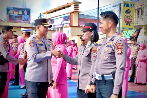 Kapolres Sidrap AKBP Fantry Taherong memberikan ucapan selamat kepada personel Polres Sidrap dalam Upacara Korps Raport kenaikan pangkat di Lapangan Presisi Polres Sidrap.