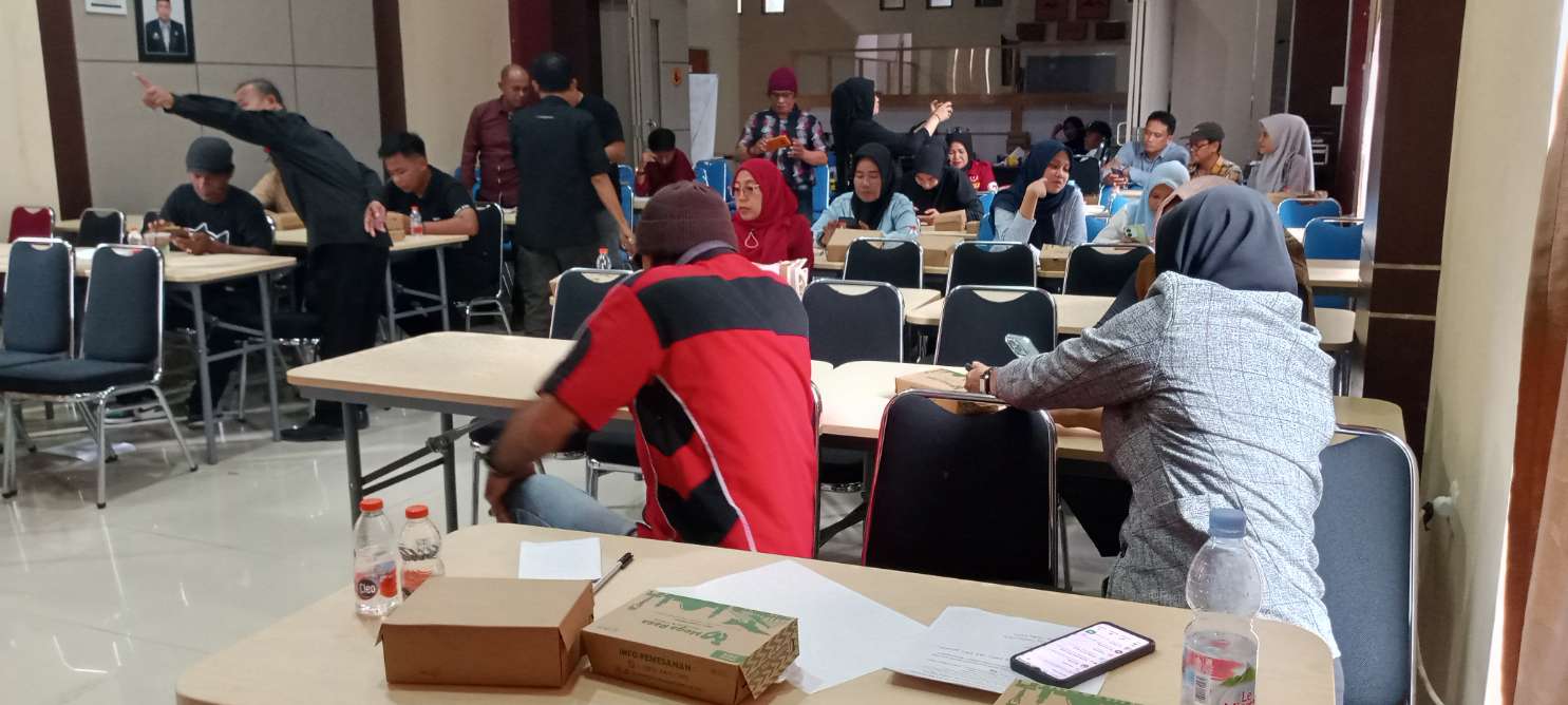 Peserta pelatihan jurnalistik KJI Kabupaten Wajo mengikuti sesi pembelajaran di Aula Inspektorat Wajo.