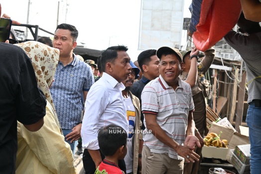 Bupati Sidrap Syaharuddin Alrif turun langsung meninjau dan memimpin penataan Pasar Sentral Tanru Tedong, Kecamatan Dua Pitue.