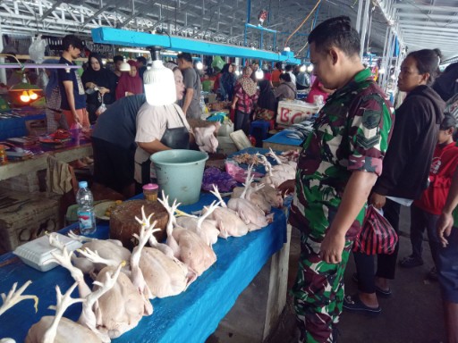 Babinsa Koramil 04/Watang Pulu memantau harga ayam potong di Pasar Tradisional Lawawoi Sidrap untuk memastikan stabilitas sembako awal tahun 2026.