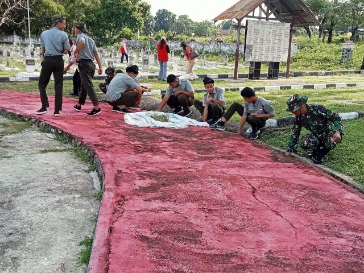 Personel Koramil 06/Panca Rijang bersama kepala desa, mahasiswa, dan pelajar melaksanakan karya bakti pembersihan lingkungan di TMP Mario, Desa Mario, Kecamatan Kulo, Kabupaten Sidrap.