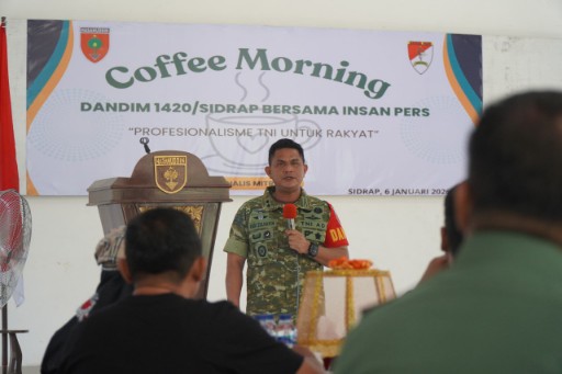 Dandim 1420/Sidrap Letkol Inf Andi Zulhakim menyampaikan sambutan saat coffee morning bersama insan pers Sidrap dalam rangka memperkuat sinergi TNI dan media.