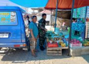 Babinsa Dua Pitue Sidak Pasar, Pastikan Stabilitas Harga