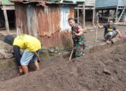 Babinsa Bareng Mahasiswa Unhas Bongkar Drainase di Lainungan