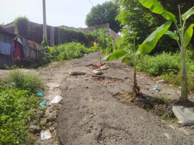 Jalan rusak di Kota Parepare, tepatnya Jalan Bukit Indah Kecamatan Soreang, tampak berlubang parah hingga warga menanam pohon sebagai tanda bahaya.