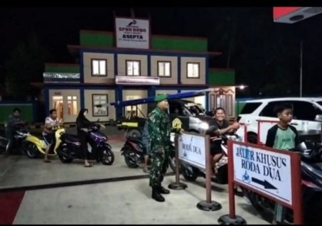 Anggota TNI Koramil 07/Baranti melaksanakan patroli siskamling malam hari bersama warga di Desa Passeno, Sidrap, demi menjaga keamanan lingkungan.