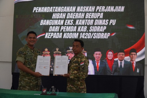 Dandim 1420/Sidrap bersama Bupati Sidrap menandatangani Naskah Perjanjian Hibah Daerah eks Kantor Dinas PU di Makodim 1420/Sidrap.