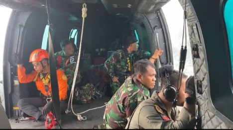 Tim SAR gabungan melakukan pencarian udara menggunakan helikopter untuk menemukan pesawat ATR 42-500 yang hilang kontak di kawasan pegunungan karst Leang-Leang, Kabupaten Maros, Sulawesi Selatan.