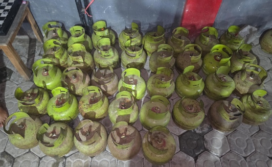 Puluhan tabung gas LPG 3 kilogram barang bukti hasil pengungkapan kasus pencurian oleh Polres Sidrap.