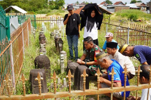 Dandim 1420/Sidrap Letkol Inf Andi Zulhakim Asdar S.H.I., M.H.I. bersama penganut Towani To Lotang mengikuti ziarah makam leluhur dalam ritual adat tahunan di Tellu Limpoe, Sidrap.