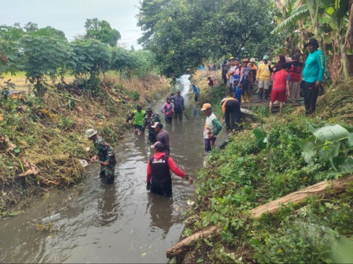 Koramil 01/Panca Lautang bersama warga Desa Corawali dan Kelurahan Bilokka bergotong royong membersihkan irigasi persawahan di Kecamatan Panca Lautang, Sidrap.