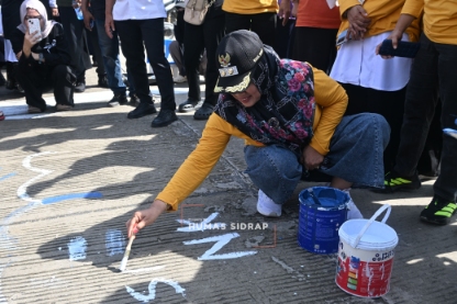 Jalan beton di Rappang dijadikan kanvas seni saat kegiatan Gerakan Seni Kolektif Pelajar Sidrap yang dibuka Wakil Bupati Sidrap Nurkanaah.